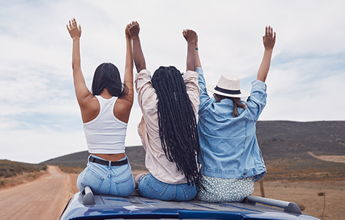 femmes en haut de voiture