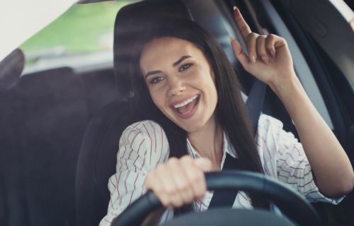 Femme contente qui conduit