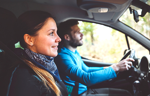 homme et femme dans une voiture