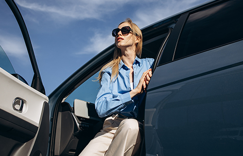 femme avec lunette de soleil dans sa voiture