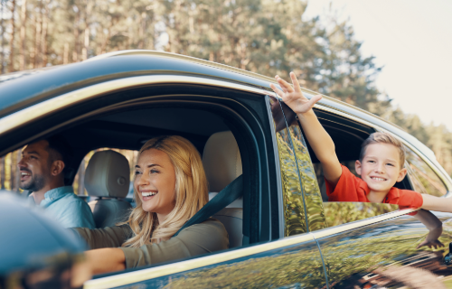 Une famille dans une voiture en leasing