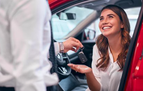 Femme qui récupère les clés de sa voiture en leasing