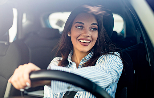 Femme souriante au volant