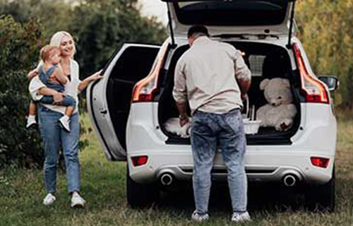 Une famille dans un SUV